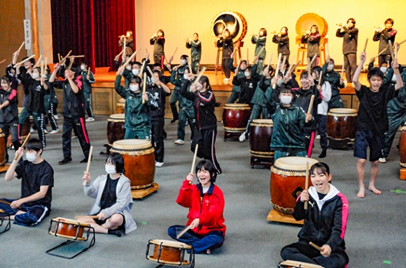 和太鼓の合同練習に励む各校の部員たち＝豊川市の豊川高で