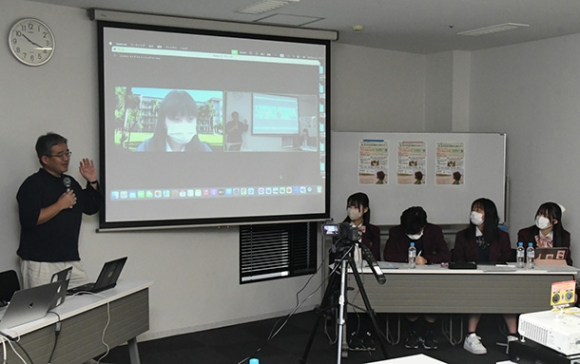 オンラインで台湾の高校生や京都大の大山教授（左端）らと意見を交わす名経大市邨高校の生徒たち＝中村区名駅４のウインクあいちで