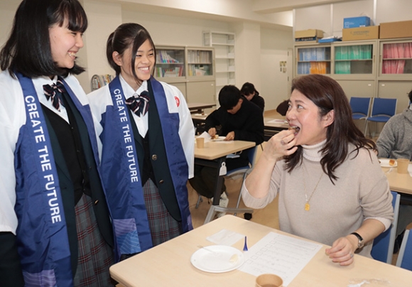 試食する参加者（右）を見守るミライ創ろまい課のメンバーたち＝愛知県春日井市の中部大で