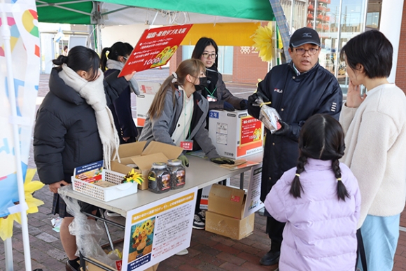 学校や団体、企業がブースを設置したフェスタ＝安城市御幸本町で