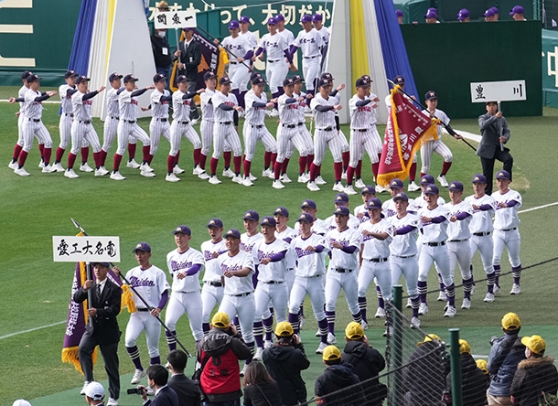 開会式で入場行進する愛工大名電と豊川の選手たち＝甲子園球場で