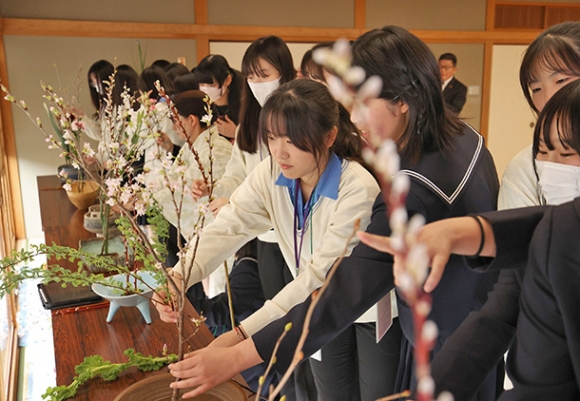 華道体験をする桜花学園高と蘭陽女子高級中学の生徒たち＝名古屋市昭和区で
