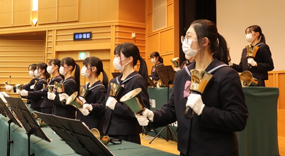 患者らを前にハンドベルの演奏をする桜花学園高の生徒＝瑞穂区の名古屋市立大病院で
