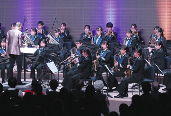 愛工大名電高の吹奏楽部によるオープン記念コンサート＝２９日夕、名古屋・栄の中日ビルで