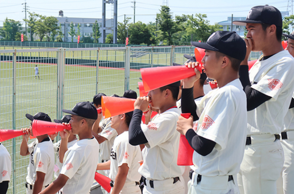 「ダイナミック琉球」で声援を送る愛知黎明の野球部員ら＝小牧市民球場で