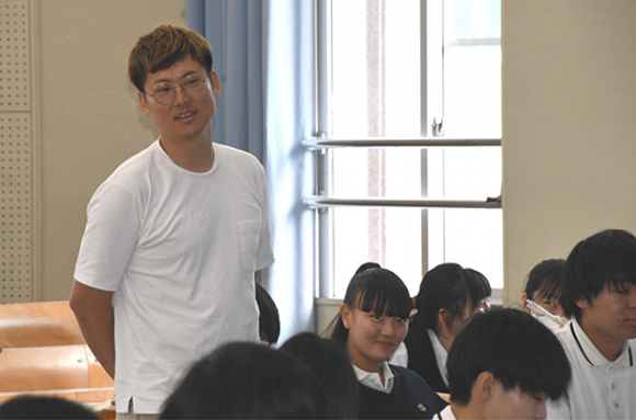 生徒たちに起業当時の心境を語った金谷さん＝美浜町の日本福祉大で