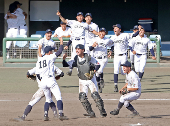 東邦－中京大中京　東邦を破って甲子園出場を決め、歓喜の中京大中京ナイン