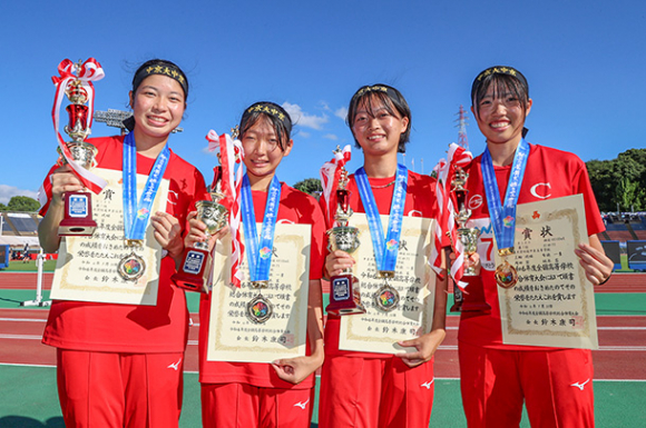 女子４００メートルリレー決勝で優勝し記念写真に納まる中京大中京の選手たち＝福岡市の東平尾公園博多の森陸上競技場で