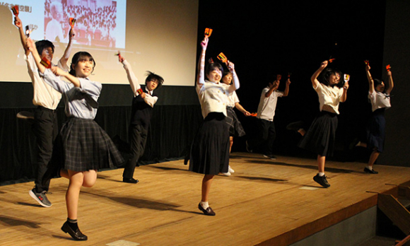 平和への願いを込めた群舞「鎮魂の舞」を踊る高校生たち＝東区の東文化小劇場で