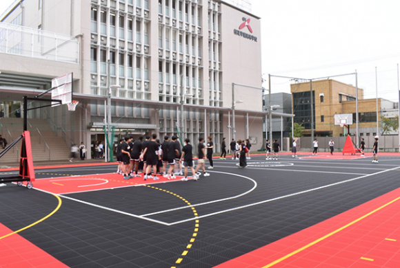 校内のグラウンドを改装してつくった屋外バスケコート＝名古屋市昭和区の桜花学園高で