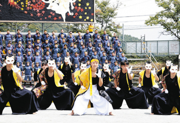 応援合戦で練習の成果を披露する生徒＝高山市の高山西高で