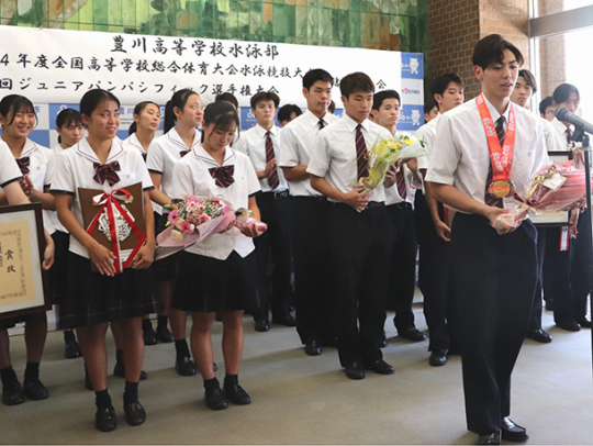 優勝を報告する豊川高水泳部員たち＝豊川市役所で