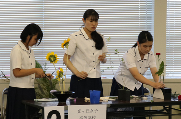 ３位に輝いた光ケ丘女子高の３人＝名古屋市中村区の名古屋国際センターで