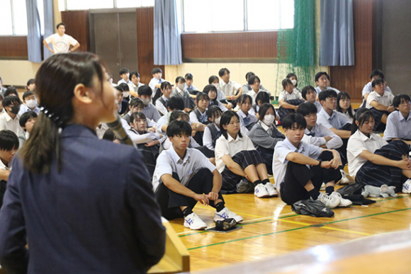 金融知識を語る講師（左）の話に耳を傾ける生徒ら＝四日市市の四日市メリノール学院高で