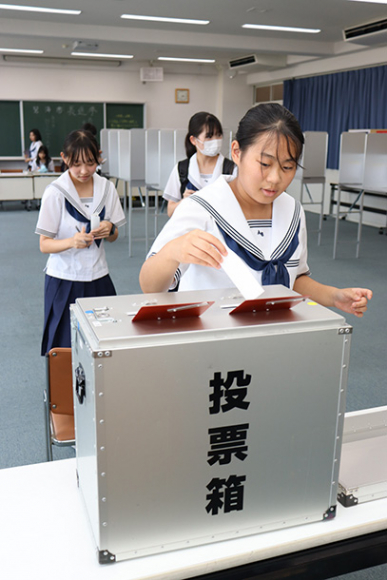 自分の考えをもとに、１票を投じる生徒ら＝安城市小堤町で