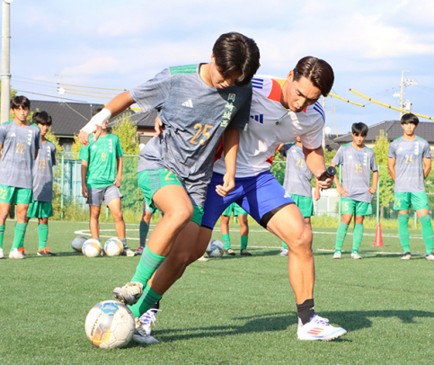 実演を交えて指導する槙野さん（右）＝岡崎市舳越町の岡崎城西高第２グラウンドで