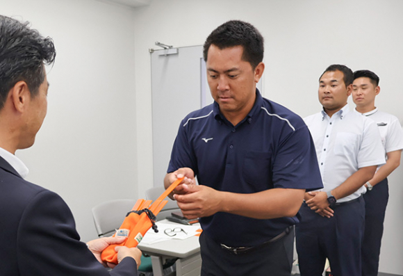 抽選に臨む豊川高硬式野球部の代表者＝豊橋市八町通の中日新聞豊橋総局で