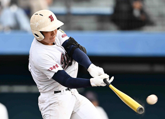 掛川西－岐阜第一　６回裏岐阜第一２死二塁、永安が左越えに適時二塁打を放つ＝草薙総合運動場野球場で