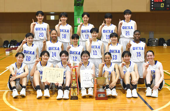 女子で優勝した桜花学園＝常滑市の市体育館で