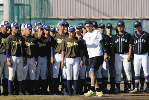 愛工大名電高野球部を指導するイチローさん＝１８日、愛知県春日井市で