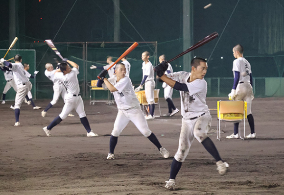 打撃の練習をする選手たち＝神戸町末守で