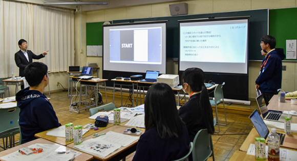 山下市長（左）にリールを発表する生徒たち＝小牧市本庄の誉高で