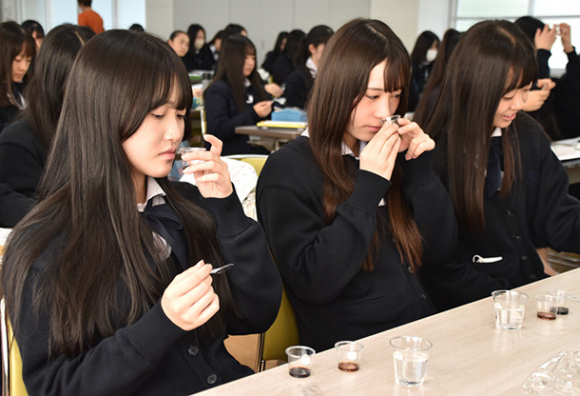 匂いをかいでしょうゆの種類を区別する生徒たち＝千種区の椙山女学園高で