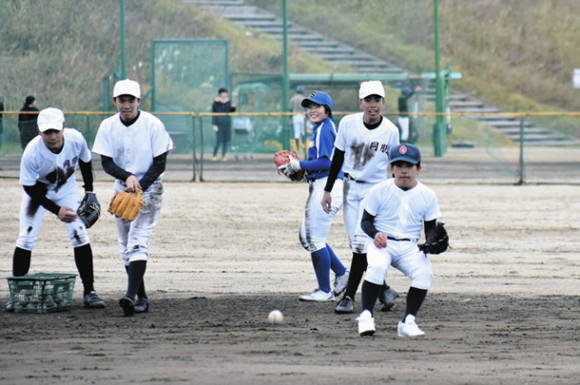 合同練習に励む選手＝名古屋市中村区の同朋高校グラウンドで