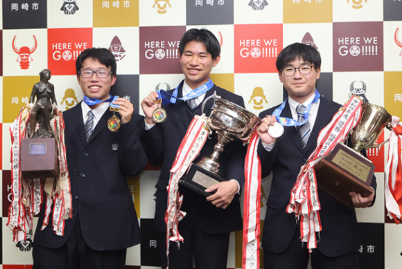 団体優勝を報告した（右から）冨田さん、山本さん、横山さん＝岡崎市役所で