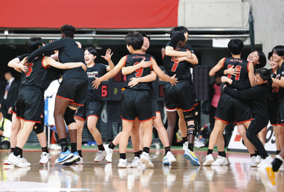 東海大福岡に勝利し、喜び合う岐阜女の選手たち＝東京体育館で（沢田将人撮影）