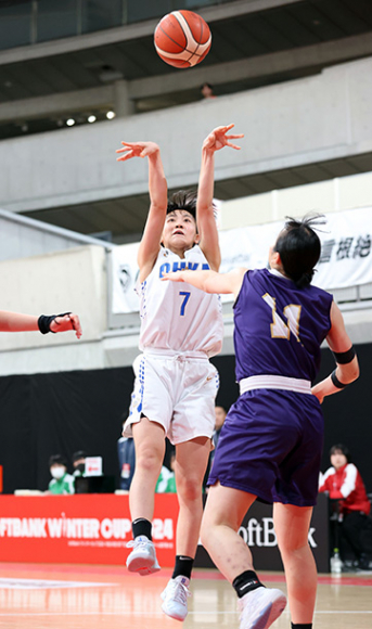 第１クオーターでシュートを決める桜花学園の選手（左）＝東京体育館で