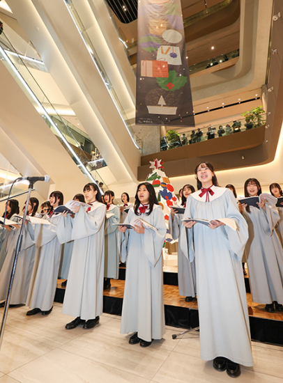 クリスマスソングを歌う金城学院グリークラブの生徒たち＝名古屋・栄の中日ビルで