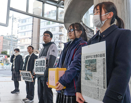 新聞記事の切り抜きや手作りのボードを手に募金を呼びかける生徒ら＝岡崎市明大寺本町４の名鉄東岡崎駅前で