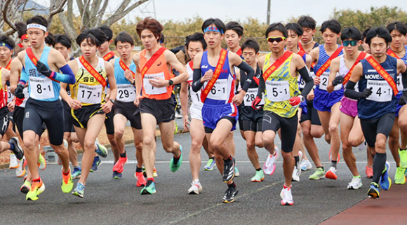 一斉にスタートを切る男子選手ら＝田原市のサンテパルクたはらで