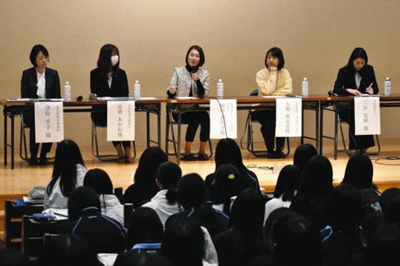 女性の法曹関係者らが登壇したパネルディスカッション＝名古屋市昭和区の南山高女子部で