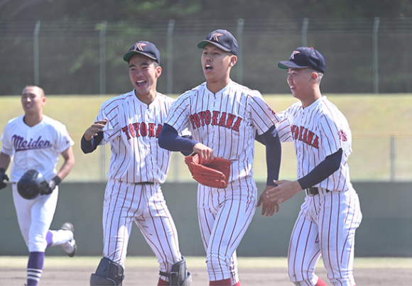8強入りを決めて喜ぶエースの中西(中)ら豊川ナイン=春日井市民球場で(石曽根和花撮影)
