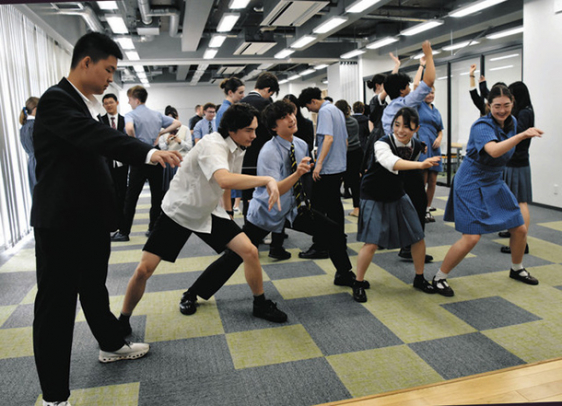 一緒にソーラン節を練習する4カ国の生徒たち=名東区の東邦高で