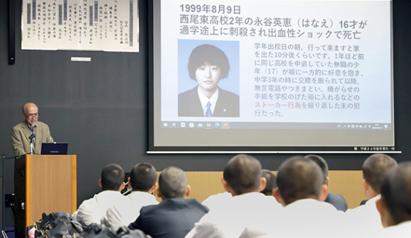 高校生を前に講演する西尾ストーカー殺人事件の遺族の永谷博司さん(左奥)=名古屋市中区の名古屋たちばな高で
