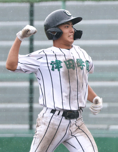 津田学園-中京 9回表、勝ち越し打を放ちガッツポーズの津田学園・石井=津市営球場で