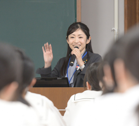 女子生徒に「勇気を持ってやりたいことをして」などと語る枝川さん=津市半田で