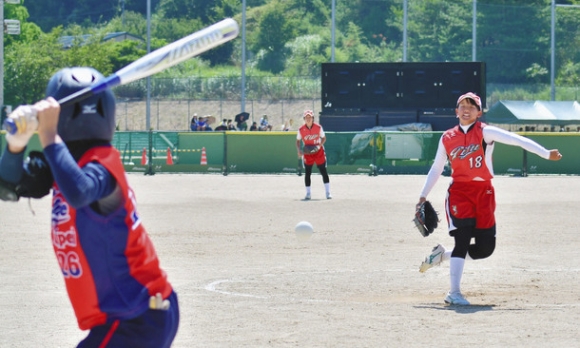 熱戦を繰り広げる岐阜と台湾の選手ら=岐阜県揖斐川町の揖斐川健康広場で