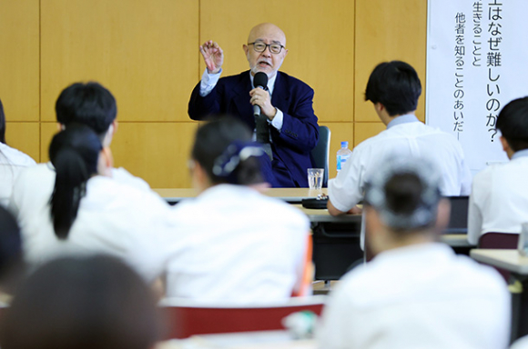 高校生に多文化共生について講演する同志社大大学院の内藤教授=名古屋市中村区の名城大付属高で