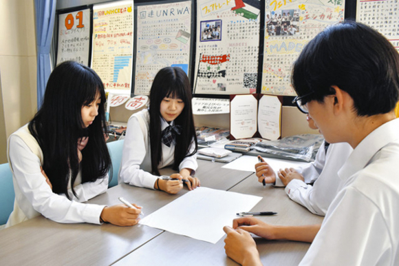 合同勉強会で、難民になった場合を想定して必要な物を話し合う生徒たち=千種区の名経大市邨高で