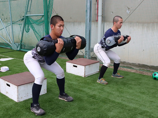 豊川の二枚看板でプロ注目の中西投手（左）と平野投手＝豊川高で