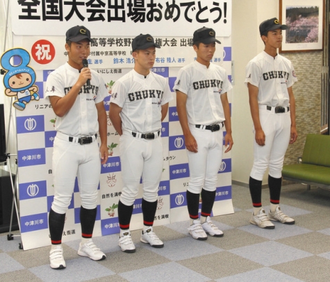 激励会で抱負を話す(左から)二村選手、鈴木選手、布谷選手、吉田選手=中津川市役所で