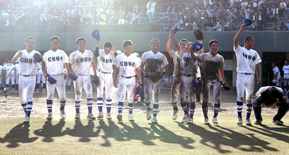東邦を破って優勝し、スタンドに向かって喜ぶ豊橋中央ナイン＝岡崎レッドダイヤモンドスタジアムで