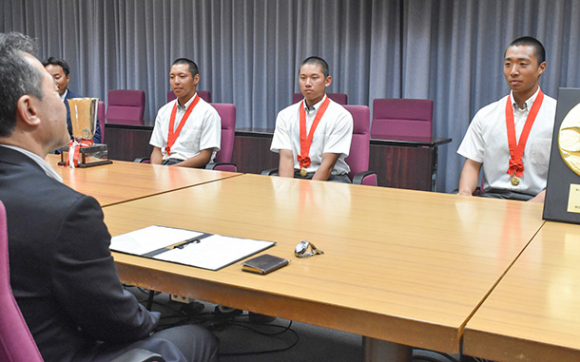 甲子園への意気込みを語る選手ら=県庁で