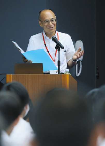 母の久子さんの被爆体験を語る谷口さん＝中区伊勢山１の名古屋たちばな高で