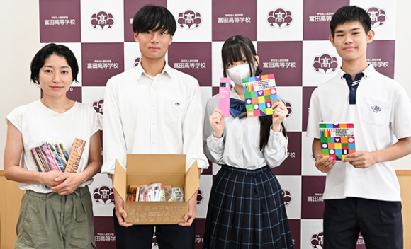 集まった文房具を手にする生徒ら=岐阜市野一色の富田高で