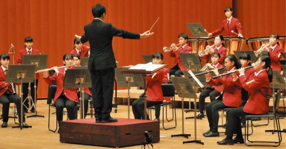 緩急豊かな演奏を響かせる高校生たち=刈谷市総合文化センターで